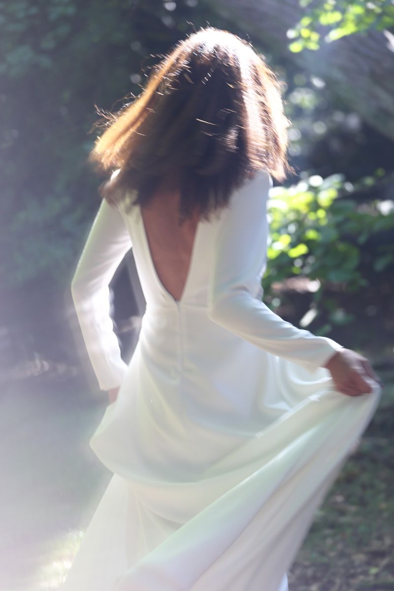 vestido de fiesta largo de vuelo blanco de manga larga y cuerpo brocado nude y dorado de otoño invierno para bodas fiestas eventos coctel bautizos de apparentia